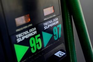 Candidata a Consejo Constitucional indignada por alza en impuesto específico a los combustibles