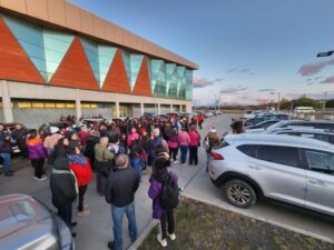 Asistentes de la educación bloquearon acceso a Natales por traspaso a nuevo SLEP