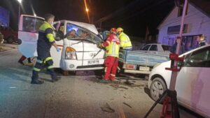 Conductor en estado de ebriedad chocó autos estacionados: fue liberado por Bomberos