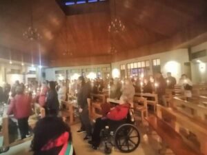 Cientos de fieles participaron anoche en Vigilia Pascual