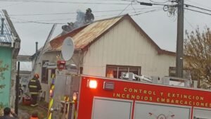 Incendio en Zenteno dejó vivienda con 80% de daños