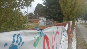 Servicio de Salud retira container del patio del Liceo María Behety a raíz de protesta de estudiantes