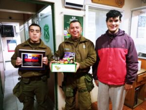Avepach entrega placa conmemorativa y dulces a Carabineros