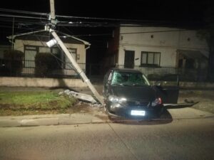 Choque de madrugada contra poste eléctrico dejó a un sector sin luz