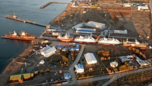 Presentan querella por robo de 38.900 dólares en embarcación que recaló en Punta Arenas