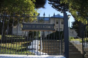 Interponen recurso por hombre que duerme en un banco de la Plaza de Armas