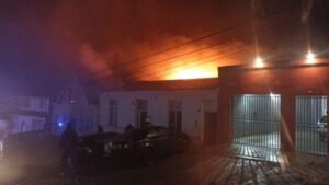 Extranjeros salvaron de milagro: ardió hostal donde alojaban