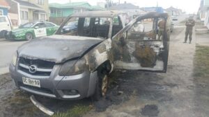 Sospechan intencionalidad en incendio de camioneta en el centro de Punta Arenas