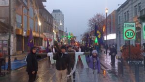 Pese a la lluvia y al frío, fieles magallánicos celebraron Vía Crucis en Viernes Santo