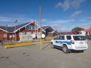 Detienen en Monte Aymond a mujer por orden vigente por delito de estafa