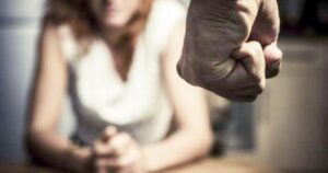 Hombre agredió a su cónyuge tras arrebatarle el celular