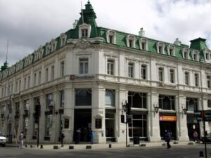 Tribunal rechaza demanda ejecutiva de banco contra deudor por no cumplir con requisitos de impuestos
