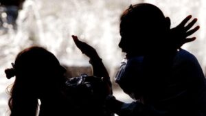 Hombre en estado de ebriedad golpeó en el rostro a la madre de sus hijos