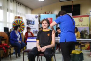 Estudiantes se vacunan en medio de la ampliación de la campaña contra Covid-19