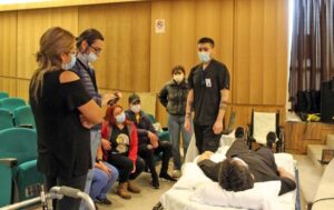 Equipos de Rehabilitación y Neurología de Hospital Clínico capacitaron a cuidadores de pacientes con ACV