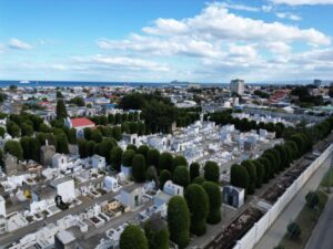 Investigan hallazgo de urna y restos óseos de un bebé en el Cementerio Municipal