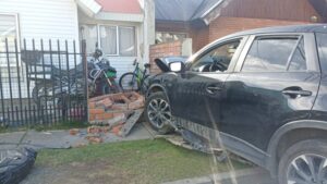 Sujeto impacta casa de reversa y luego acelera contra un muro del mismo pasaje