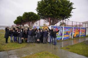 Escolares se educan sobre la biodiversidad fueguina con mural artístico