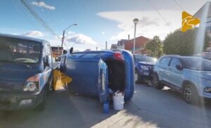 Conductor se dio a la fuga tras colisionar y volcarse en Puerto Natales