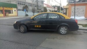 Mazda Demio y taxi básico protagonizan colisión en pleno centro de Punta Arenas