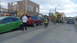 Inflamación de calefón movilizó a tres compañías de bomberos en Punta Arenas