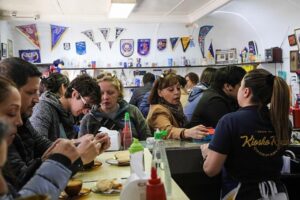 Kiosco Roca mantiene alta afluencia de público pese a situación económica del país