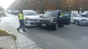 Un lesionado dejó colisión en conocida avenida de Punta Arenas