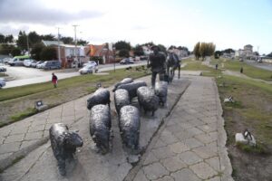 Sólo con agua limpian Monumento al Ovejero mientras se espera restauración de esculturas