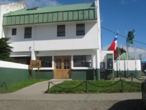 Sujeto golpeó a su hermano menor de edad y a su madre: tuvo que abandonar el hogar y debe mantenerse alejado de ellos