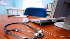 Preparan denuncia colectiva contra conocido pediatra por graves negligencias médicas
