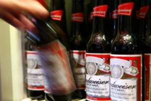 Mujer agrede a su tía lanzándole una botella de cerveza en la cabeza en Punta Arenas
