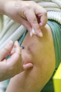 Salud llama a trabajadores avícolas a vacunarse contra influenza: es el grupo más bajo de toda la campaña