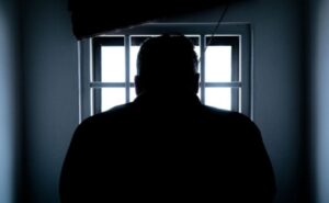 Hombre es sentenciado a 10 años de cárcel por violar reiteradamente a su hijastra