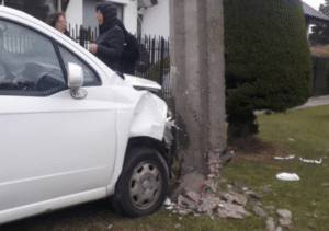 Choque a poste de luz provocó corte de energía en diversos sectores de Punta Arenas