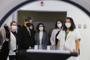Ministra de Salud compromete apoyo a “reemplazo de equipos de Oncología”