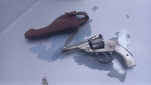 Conducía en estado de ebriedad, con un cuchillo carnicero y un revólver
