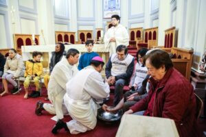 Católicos vivieron tradicional lavado de pies en Iglesia Catedral de Punta Arenas