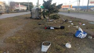 Conductor terminó contra poste en conocida avenida de Punta Arenas y se da a la fuga