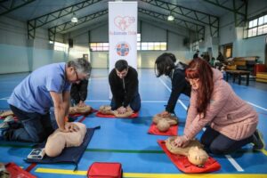 Familias se capacitaron en reanimación cardiopulmonar en Punta Arenas