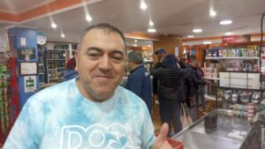 Los abnegados comerciantes que aprovechan cuando los grandes mercados cierran
