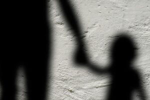 Abuelo es acusado de abusar sexualmente y violar a dos nietas: arriesga 30 años de cárcel