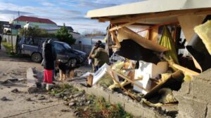 Conductor ebrio impacta contra vivienda causando considerables daños