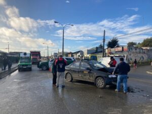 Accidente de tránsito involucró a un taxi y colectivo en Punta Arenas