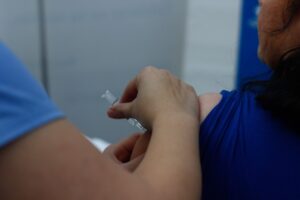 Vacunatorio de Hospital Clínico extiende su horario