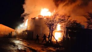Incendio destruyó comedores y bodega de empresa Salfa