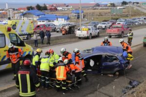 Colisión dejó dos vehículos destruidos y volcados