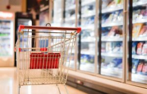 Pareja consume cerveza al interior de supermercado y amenaza a guardias de seguridad