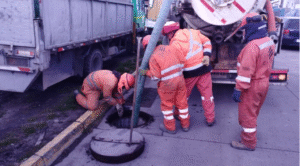 Hasta repuestos de vehículos arrojan los vecinos a los colectores de aguas lluvias
