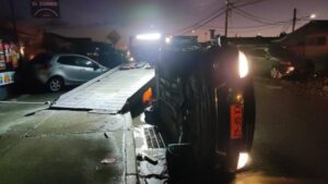 Accidentes vehiculares de madrugada deja un taxi volcado y una chofer se dio a la fuga