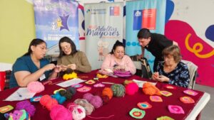 Adultas mayores tejerán abrigos que entregarán calor a familias vulnerables de Punta Arenas